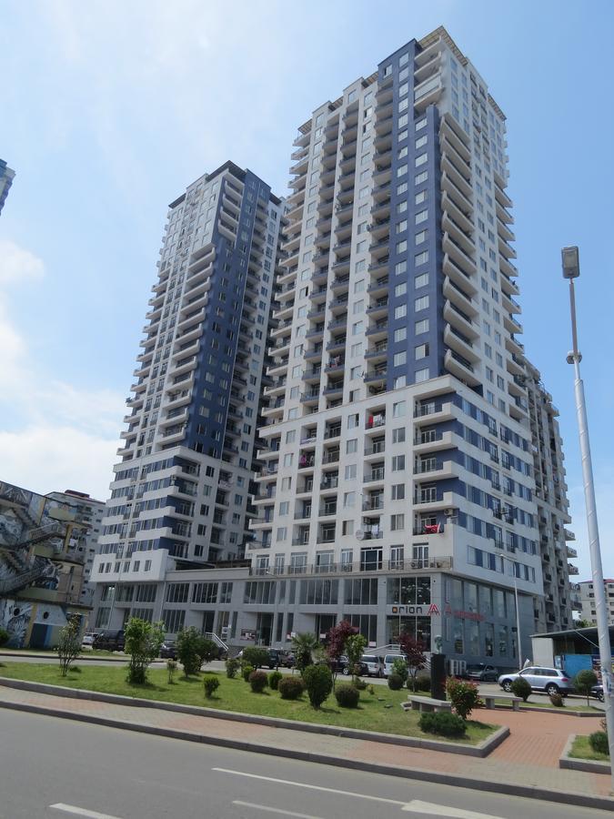 Real Palace 18 Pirosmani Apartamento Batumi Exterior foto